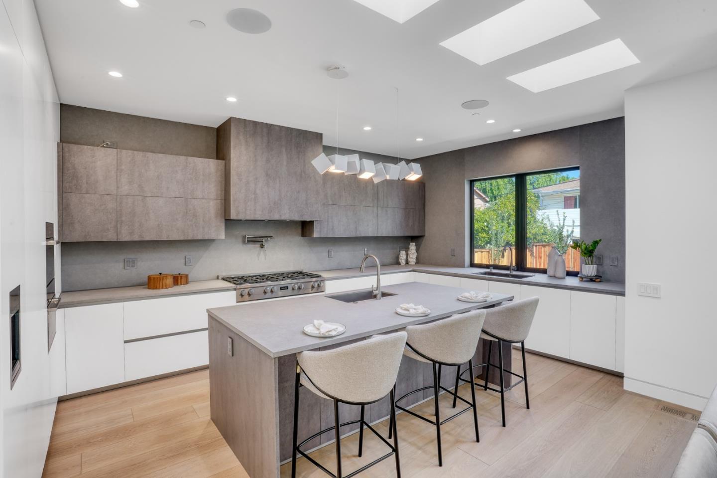 Detail Gallery Image 14 of 65 For 957 Clara Dr, Palo Alto,  CA 94303 - 5 Beds | 5/1 Baths