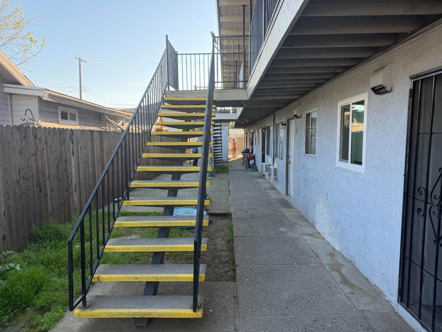 Detail Gallery Image 2 of 10 For 2408 Empress St, Sacramento,  CA 95815 - – Beds | – Baths