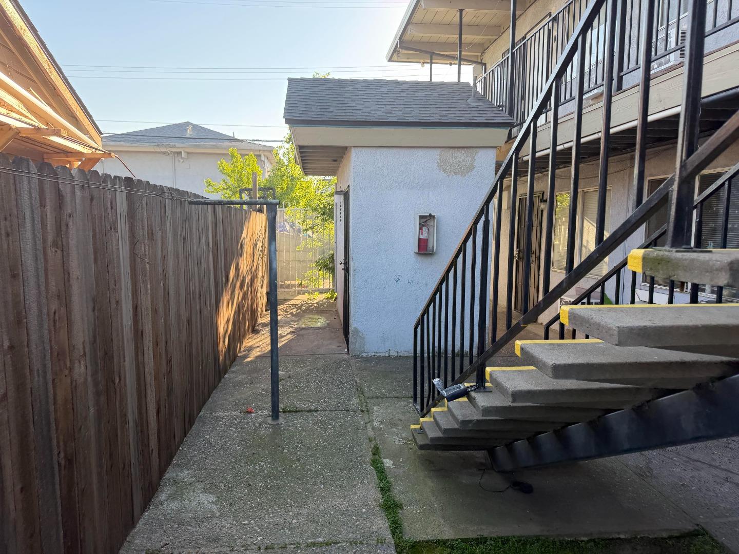 Detail Gallery Image 3 of 10 For 2408 Empress St, Sacramento,  CA 95815 - – Beds | – Baths