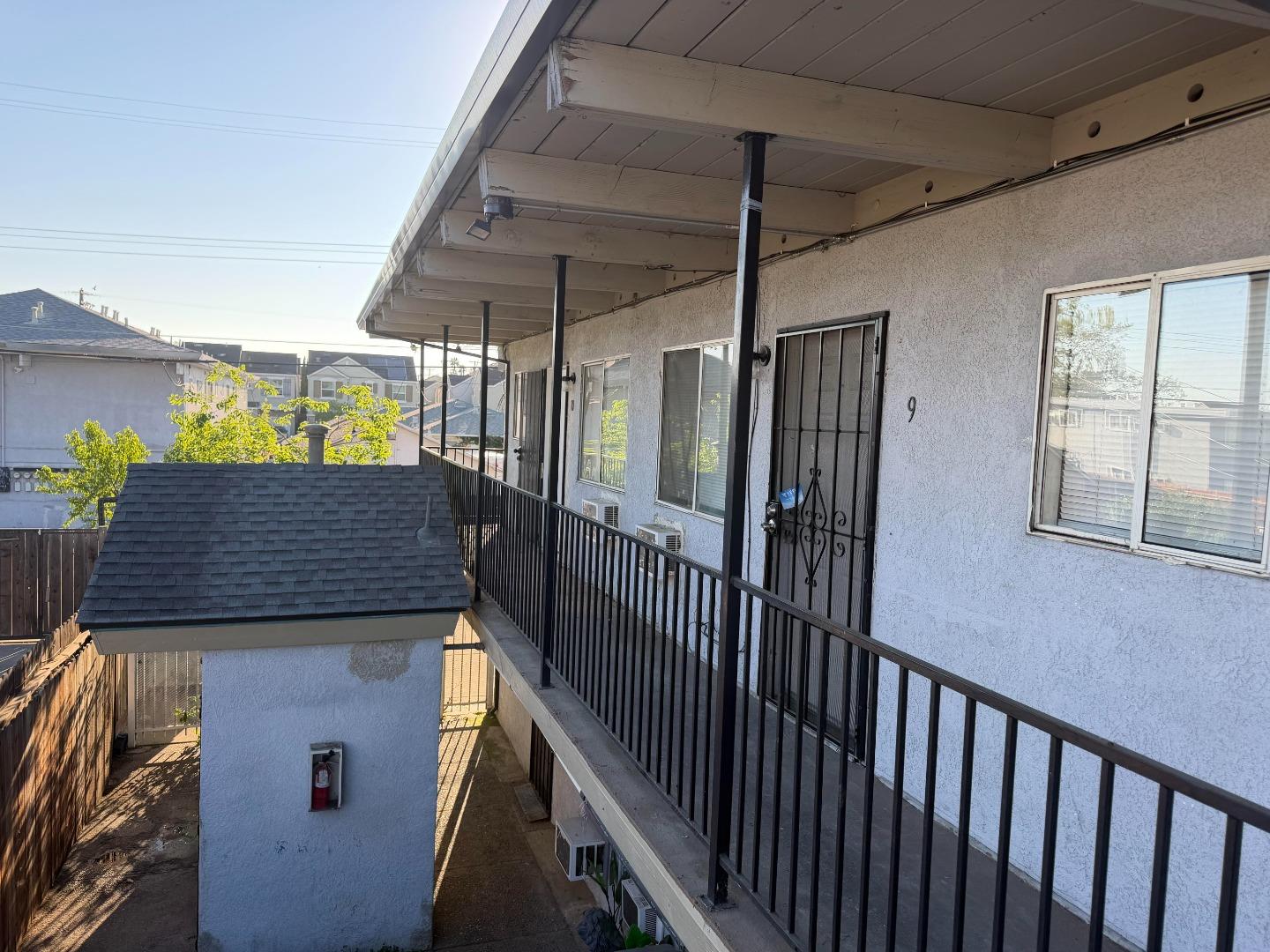 Detail Gallery Image 4 of 10 For 2408 Empress St, Sacramento,  CA 95815 - – Beds | – Baths