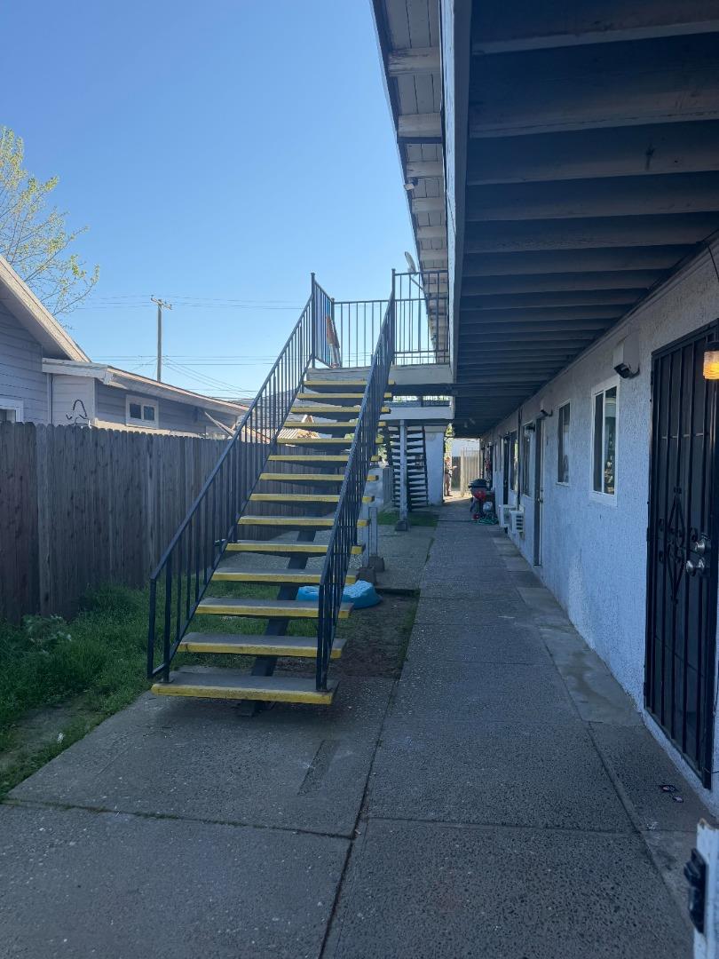 Detail Gallery Image 8 of 10 For 2408 Empress St, Sacramento,  CA 95815 - – Beds | – Baths