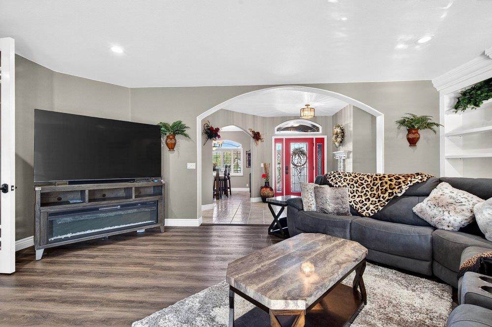 Detail Gallery Image 12 of 50 For 160 Dan Dr, Hollister,  CA 95023 - 4 Beds | 3/1 Baths