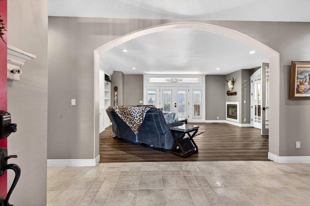 Detail Gallery Image 8 of 50 For 160 Dan Dr, Hollister,  CA 95023 - 4 Beds | 3/1 Baths