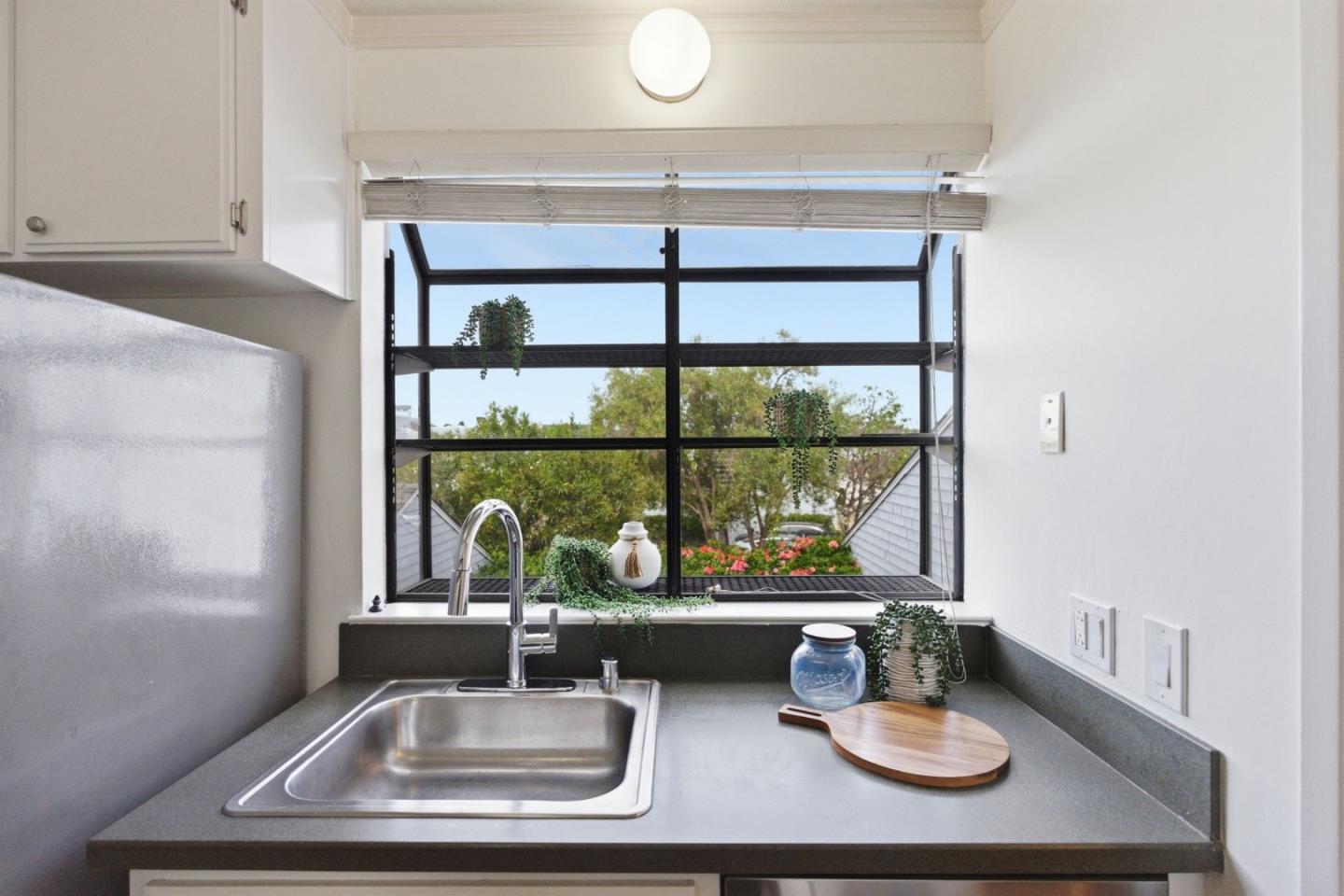 Detail Gallery Image 4 of 24 For 72 Cape Hatteras Ct, Redwood City,  CA 94065 - 2 Beds | 1 Baths