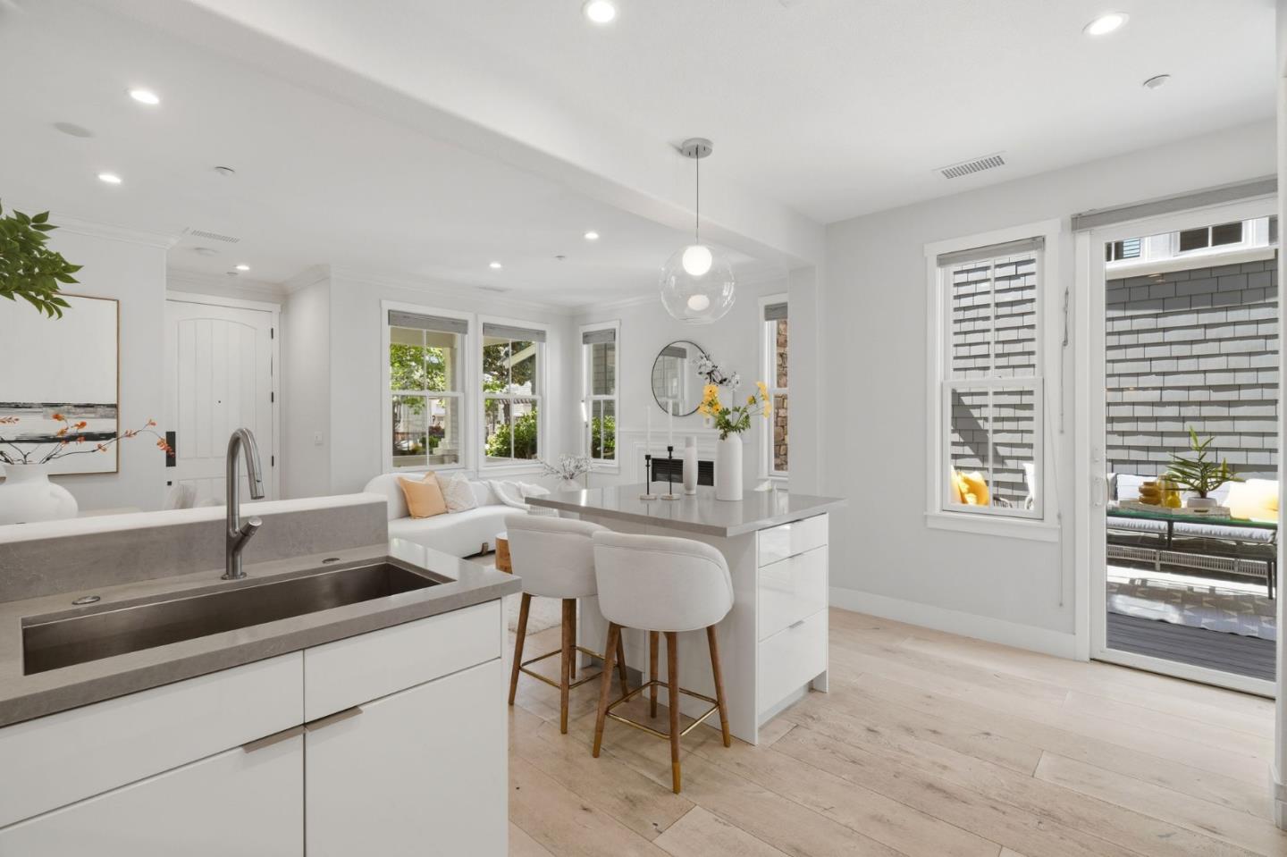 Detail Gallery Image 14 of 29 For 210 Morgan Ln, Menlo Park,  CA 94025 - 4 Beds | 3/1 Baths