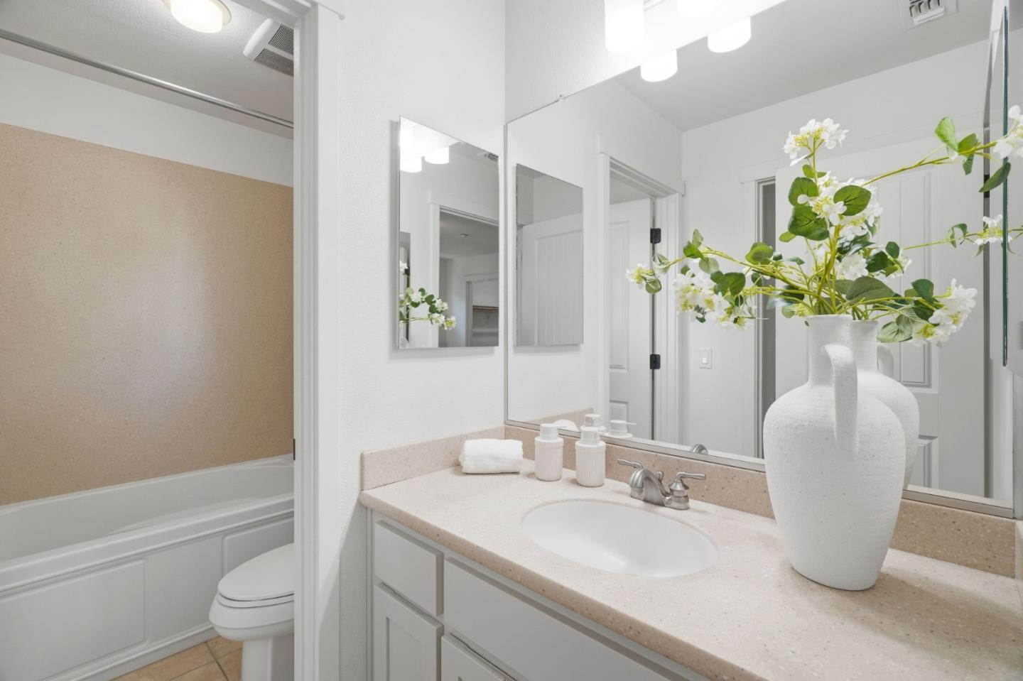 Detail Gallery Image 19 of 29 For 210 Morgan Ln, Menlo Park,  CA 94025 - 4 Beds | 3/1 Baths