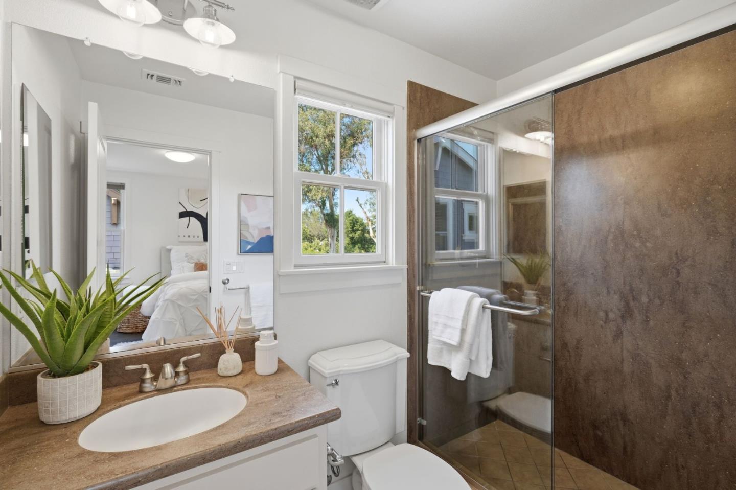 Detail Gallery Image 25 of 29 For 210 Morgan Ln, Menlo Park,  CA 94025 - 4 Beds | 3/1 Baths