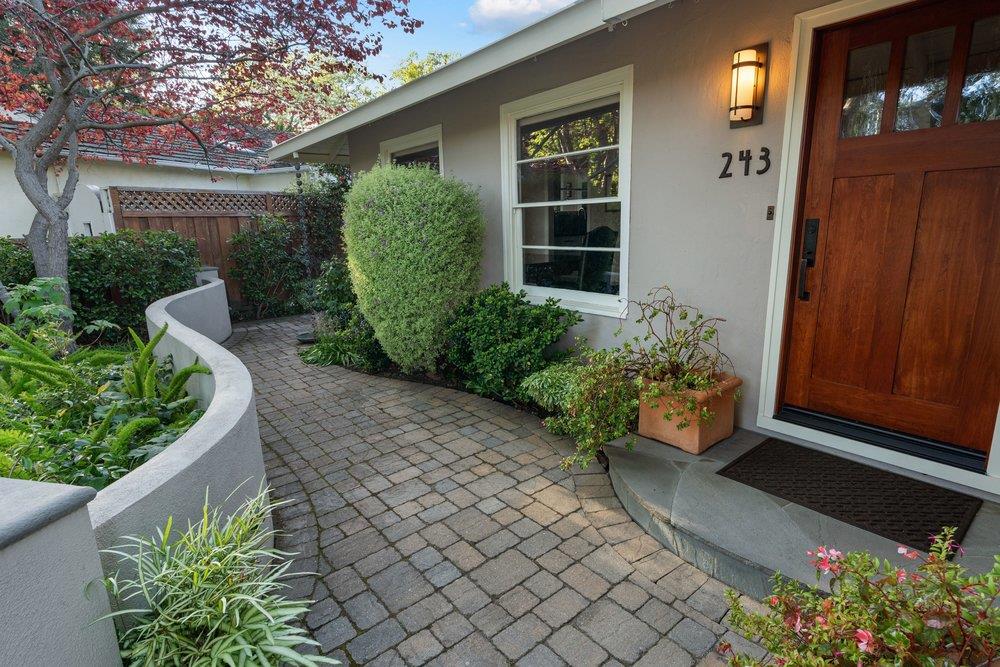 Detail Gallery Image 3 of 24 For 243 Robin Way, Menlo Park,  CA 94025 - 3 Beds | 2 Baths