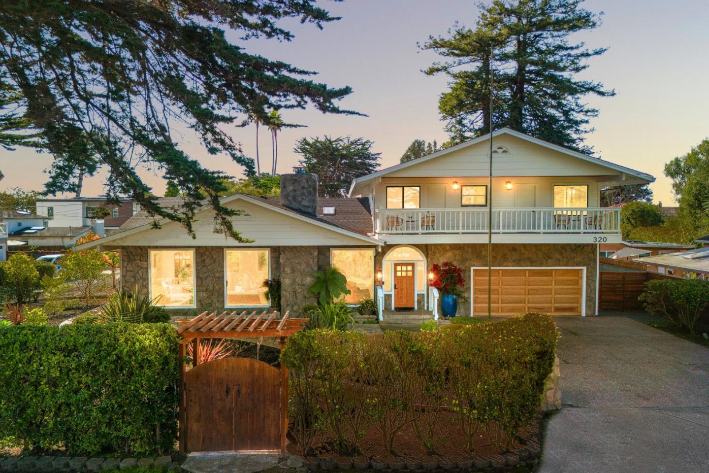 Detail Gallery Image 2 of 70 For 320 Cliff Dr, Aptos,  CA 95003 - 3 Beds | 4 Baths
