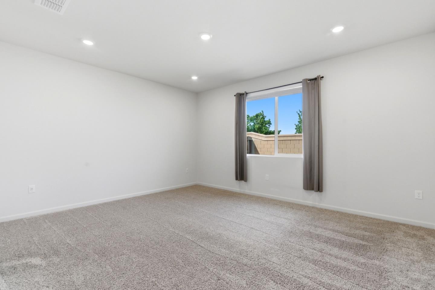 Detail Gallery Image 10 of 31 For 331 Lolly Way, Los Banos,  CA 93635 - 4 Beds | 2/1 Baths