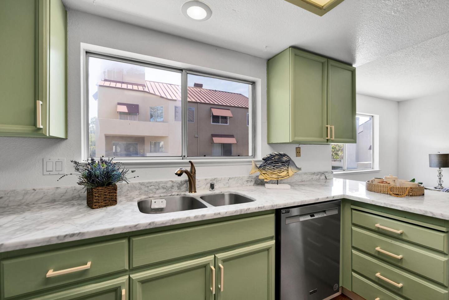 Detail Gallery Image 15 of 50 For 31 E Court Ln, Foster City,  CA 94404 - 2 Beds | 2/1 Baths