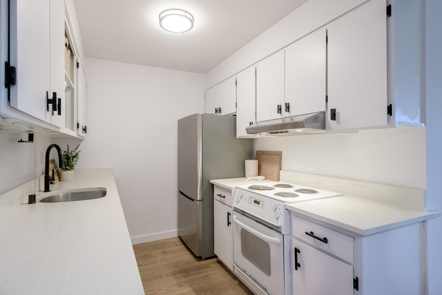 Detail Gallery Image 9 of 16 For 1515 Arc Way #105,  Burlingame,  CA 94010 - 1 Beds | 1 Baths