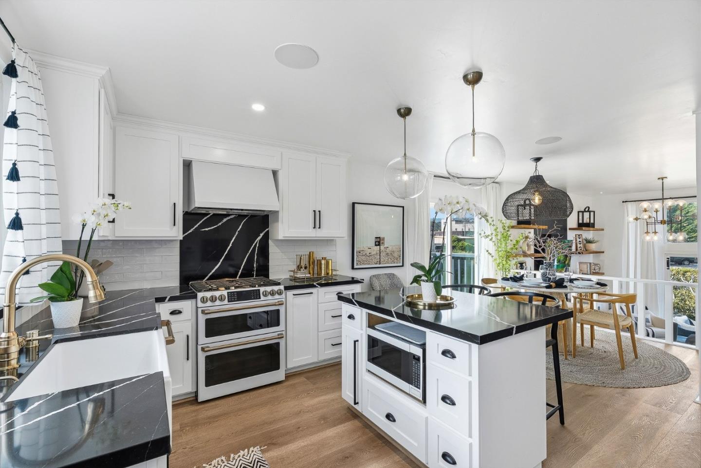 Detail Gallery Image 10 of 43 For 37 La Playa St #37,  Monterey,  CA 93940 - 2 Beds | 2/1 Baths