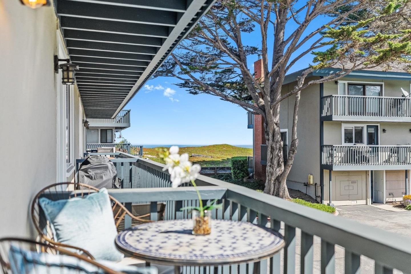 Detail Gallery Image 14 of 43 For 37 La Playa St #37,  Monterey,  CA 93940 - 2 Beds | 2/1 Baths