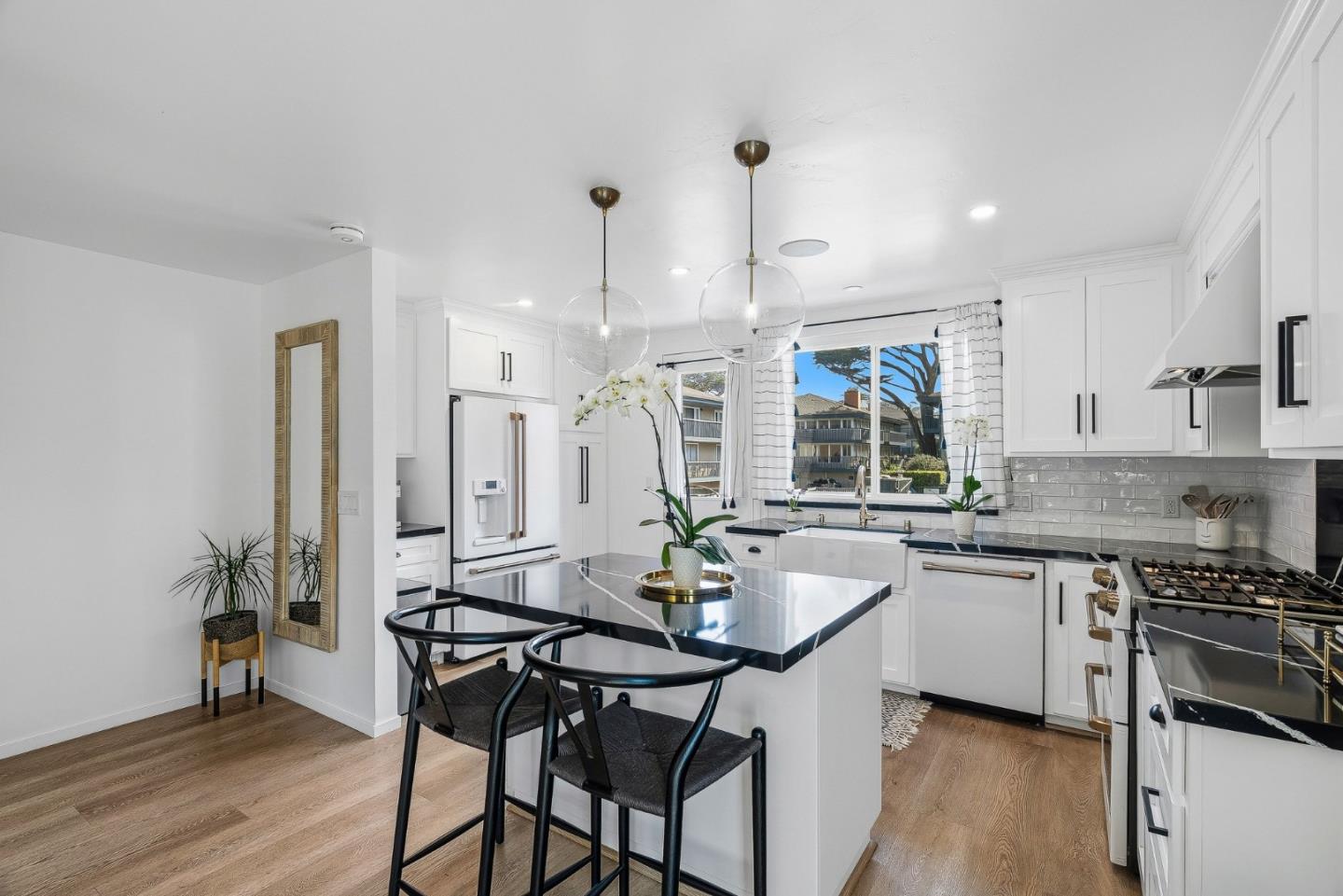 Detail Gallery Image 8 of 43 For 37 La Playa St #37,  Monterey,  CA 93940 - 2 Beds | 2/1 Baths