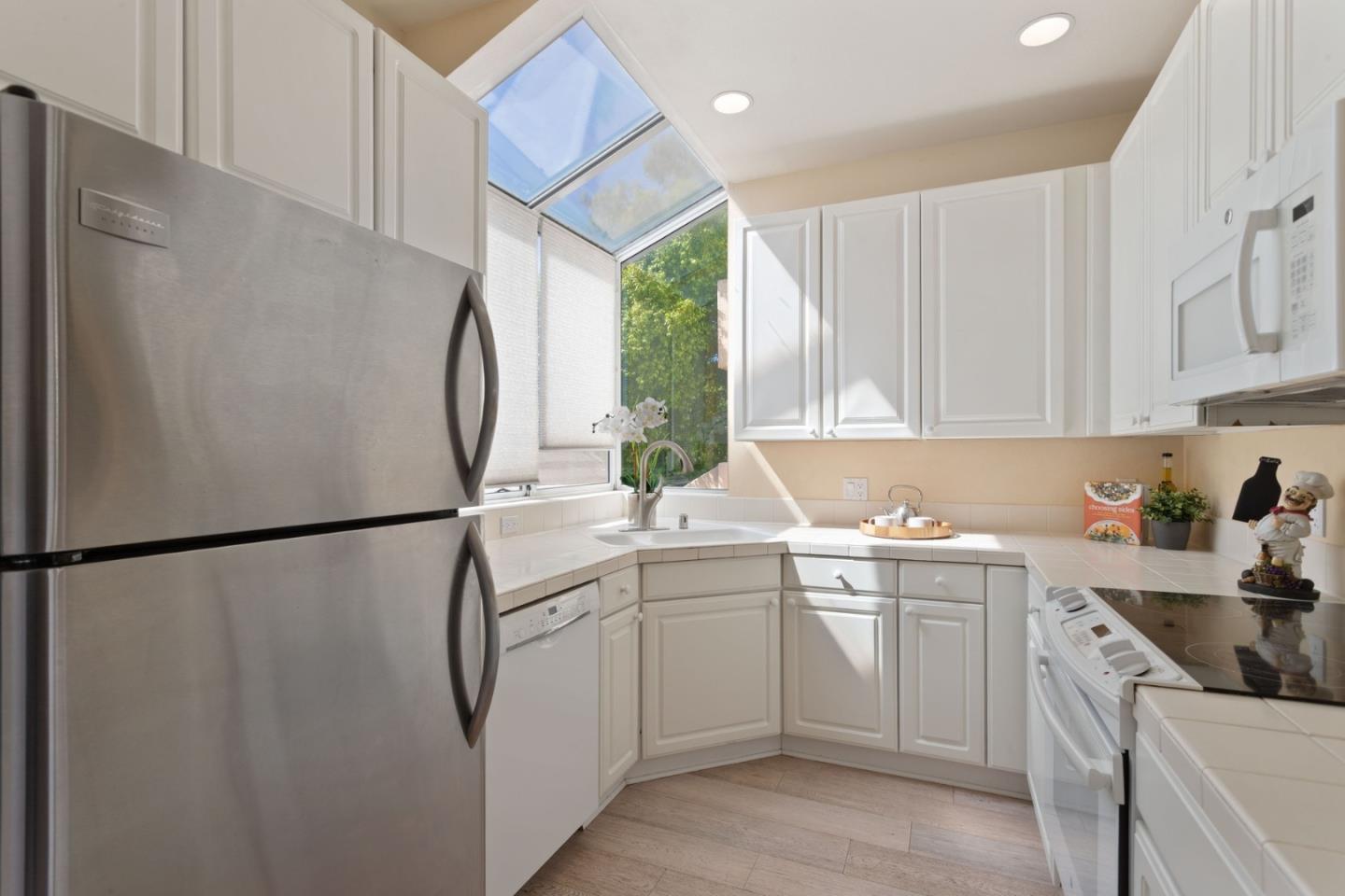 Detail Gallery Image 8 of 23 For 2573 Park Blvd #U204,  Palo Alto,  CA 94306 - 2 Beds | 2/1 Baths