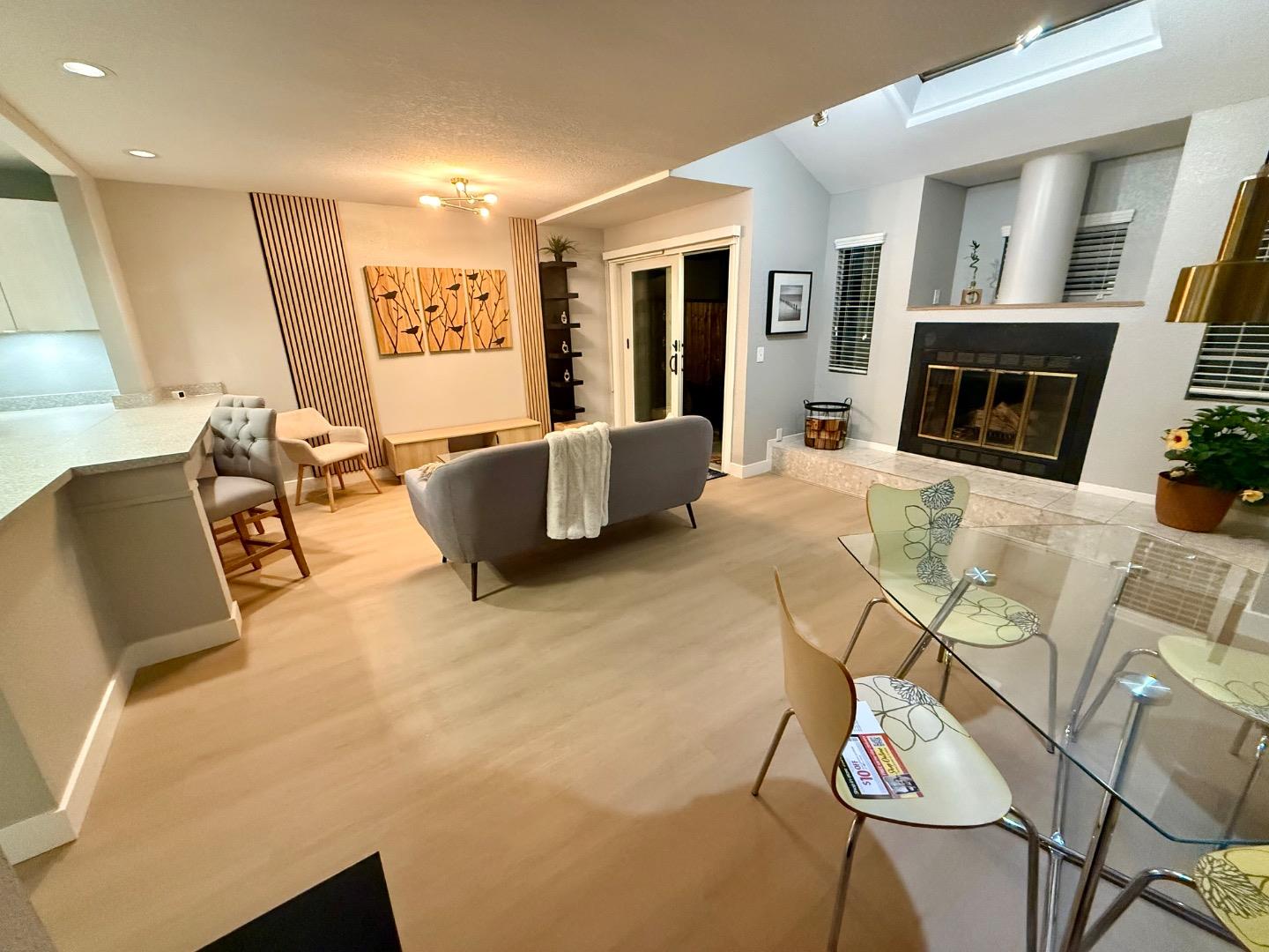 Detail Gallery Image 2 of 29 For 421 Sierra Vista Ave #7,  Mountain View,  CA 94043 - 3 Beds | 2/1 Baths