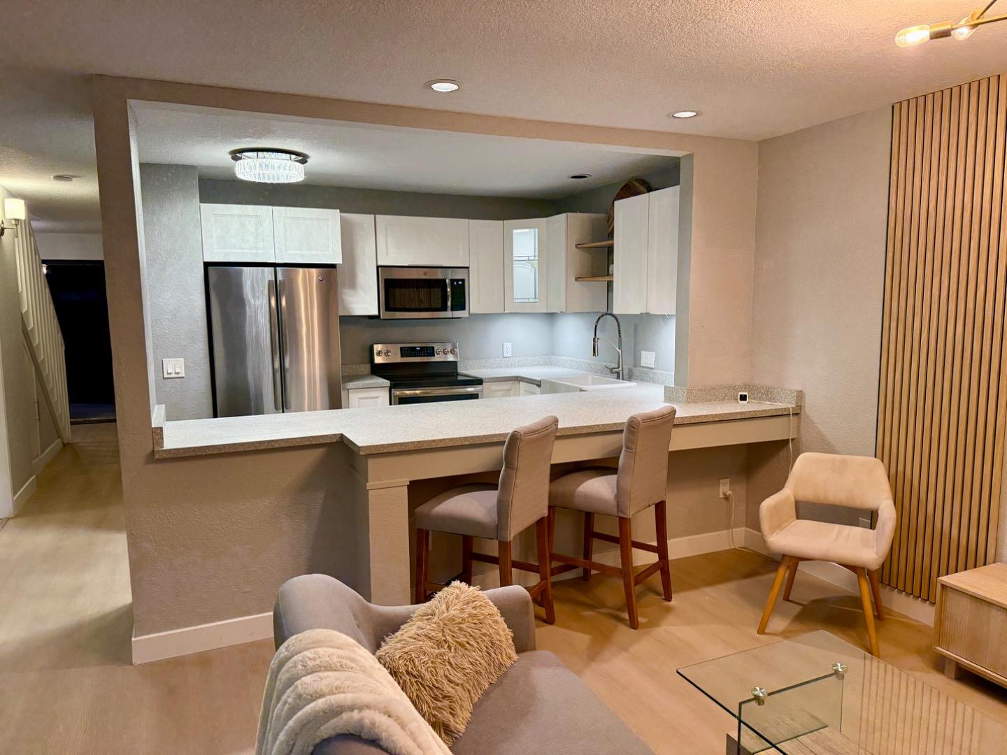 Detail Gallery Image 6 of 29 For 421 Sierra Vista Ave #7,  Mountain View,  CA 94043 - 3 Beds | 2/1 Baths