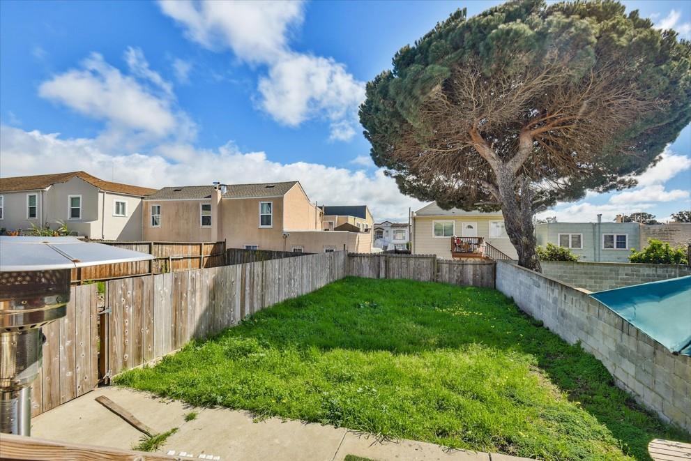 Detail Gallery Image 2 of 6 For 165 Peabody St, San Francisco,  CA 94134 - 2 Beds | 1 Baths