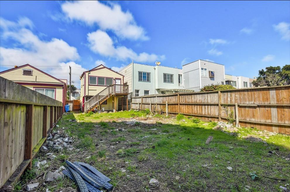 Detail Gallery Image 4 of 6 For 165 Peabody St, San Francisco,  CA 94134 - 2 Beds | 1 Baths