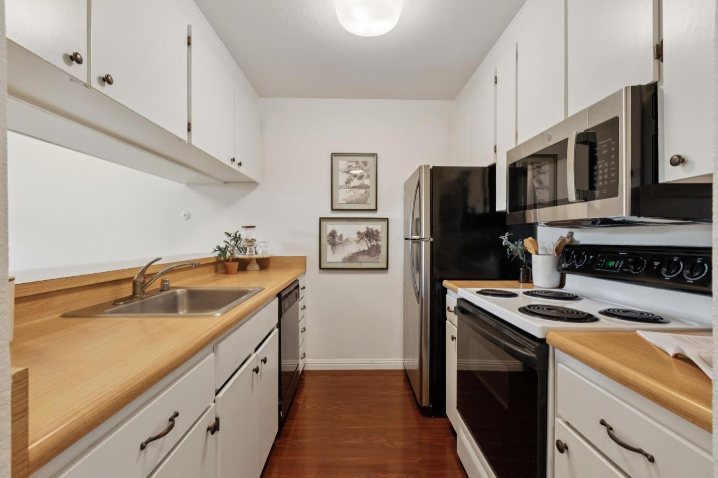 Detail Gallery Image 3 of 42 For 2101 Shelter Creek Ln, San Bruno,  CA 94066 - 1 Beds | 1 Baths