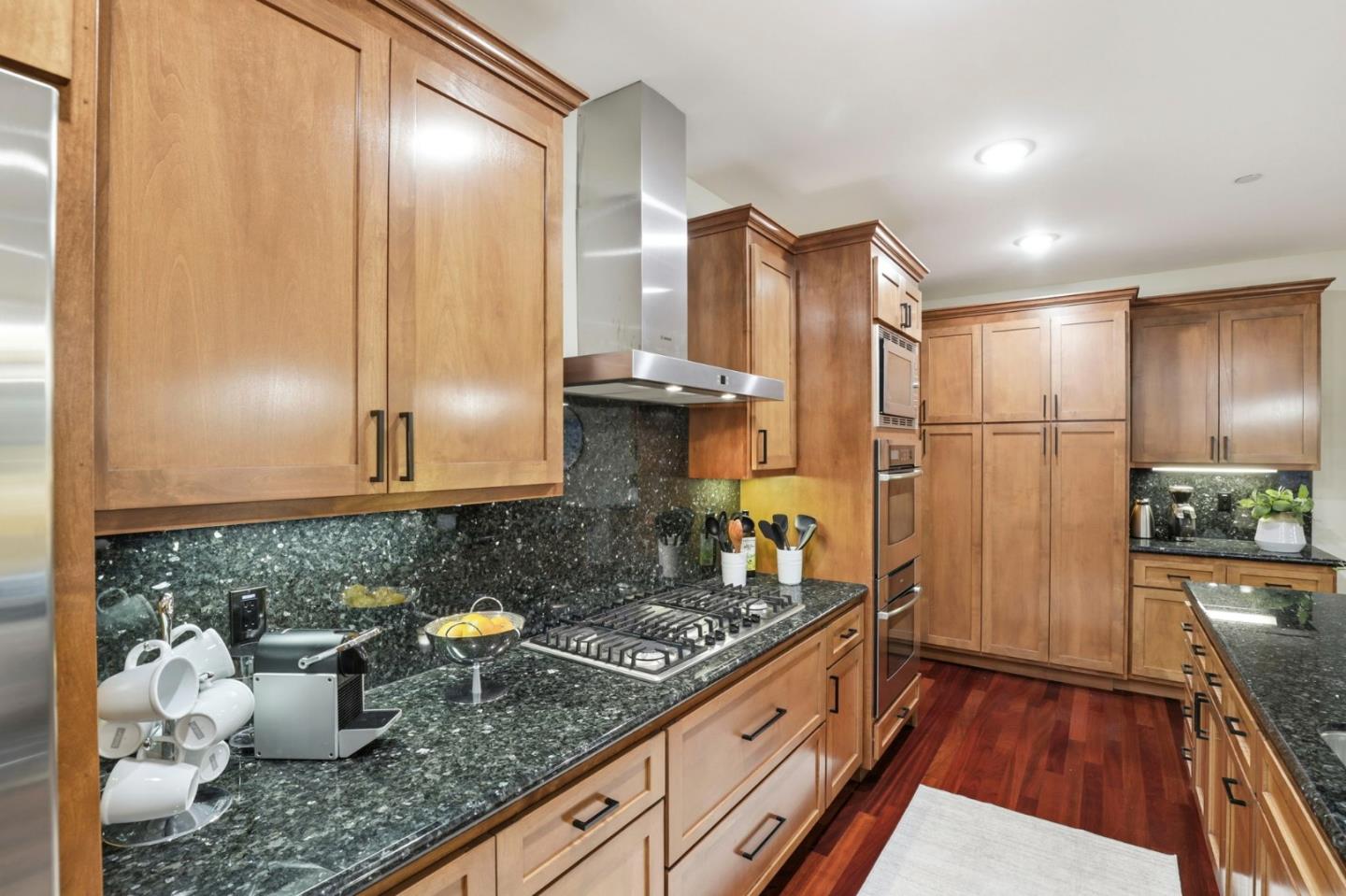 Detail Gallery Image 18 of 39 For 2067 Santa Cruz Ave, Menlo Park,  CA 94025 - 5 Beds | 3 Baths