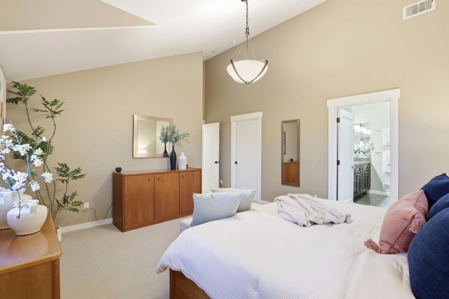 Detail Gallery Image 29 of 39 For 2067 Santa Cruz Ave, Menlo Park,  CA 94025 - 5 Beds | 3 Baths