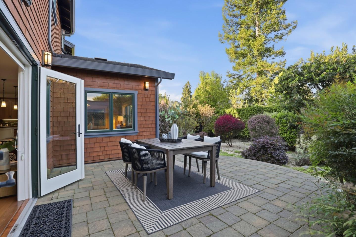 Detail Gallery Image 36 of 39 For 2067 Santa Cruz Ave, Menlo Park,  CA 94025 - 5 Beds | 3 Baths