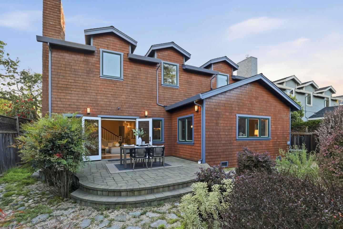 Detail Gallery Image 37 of 39 For 2067 Santa Cruz Ave, Menlo Park,  CA 94025 - 5 Beds | 3 Baths