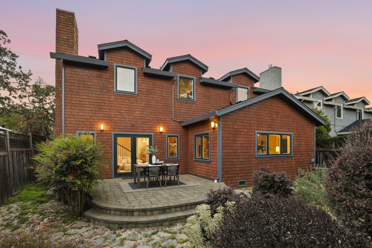 Detail Gallery Image 4 of 39 For 2067 Santa Cruz Ave, Menlo Park,  CA 94025 - 5 Beds | 3 Baths