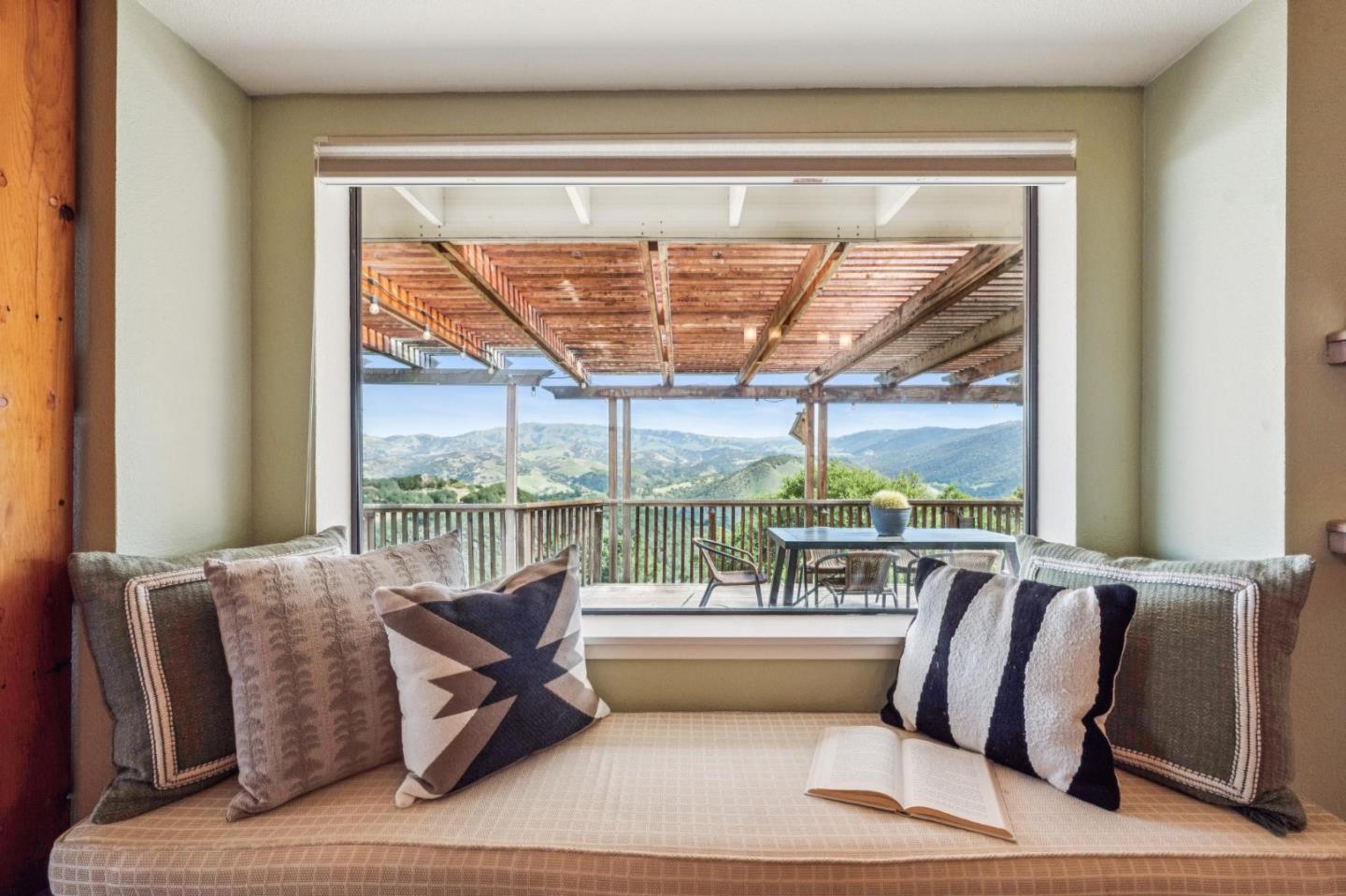 Detail Gallery Image 13 of 51 For 26245 Rinconada Dr, Carmel Valley,  CA 93924 - 4 Beds | 3/1 Baths