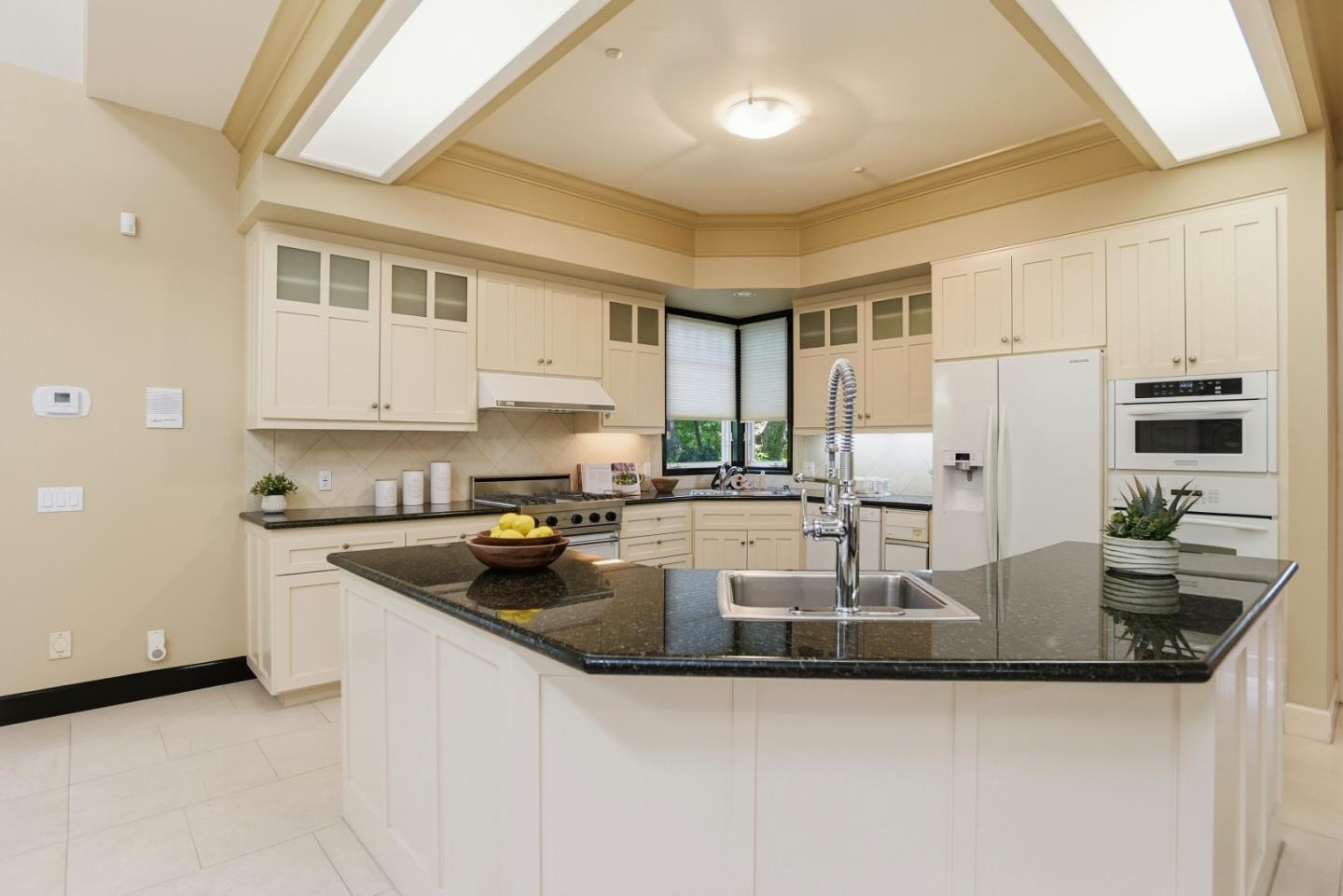 Detail Gallery Image 11 of 47 For 2060 Bunker Hill Dr, San Mateo,  CA 94402 - 4 Beds | 3 Baths