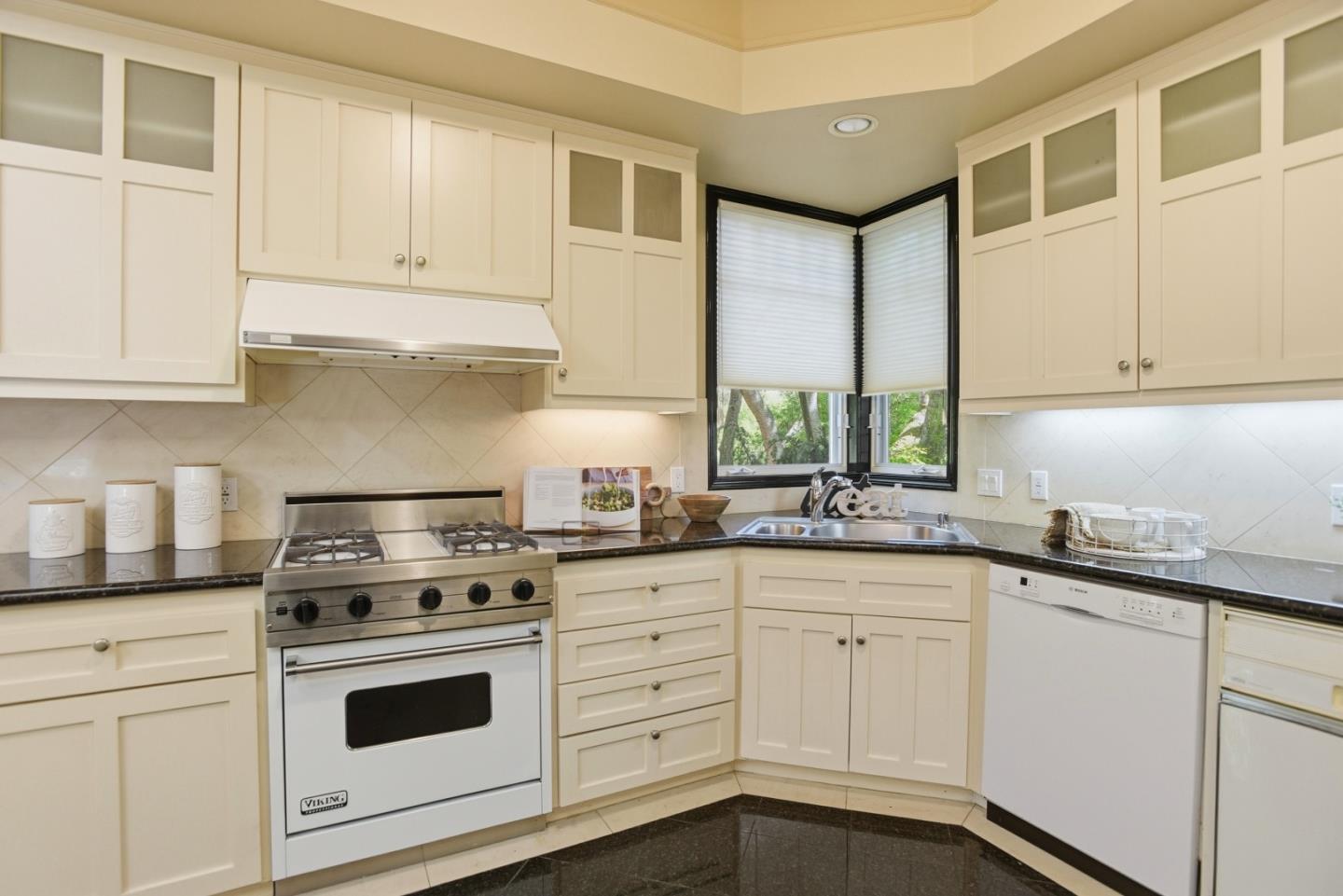 Detail Gallery Image 13 of 47 For 2060 Bunker Hill Dr, San Mateo,  CA 94402 - 4 Beds | 3 Baths