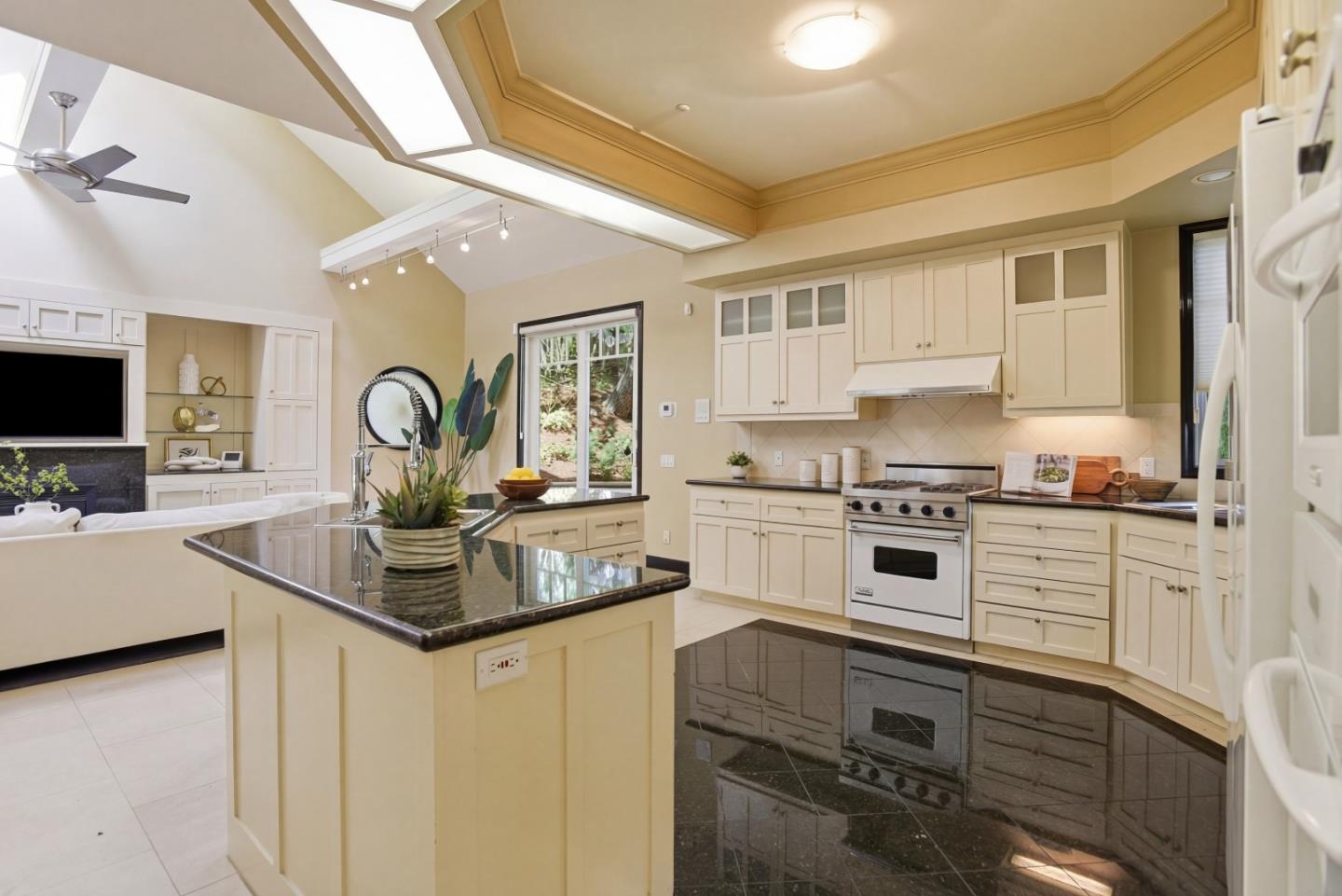 Detail Gallery Image 15 of 47 For 2060 Bunker Hill Dr, San Mateo,  CA 94402 - 4 Beds | 3 Baths