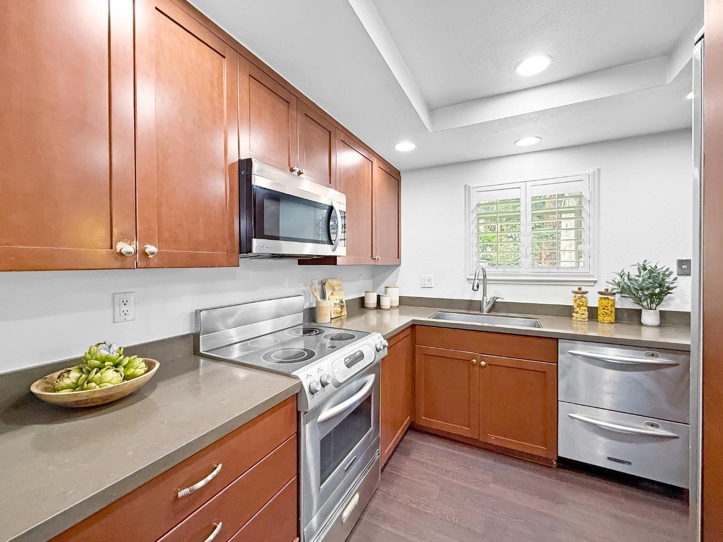 Detail Gallery Image 8 of 44 For 201 Flynn Ave #13,  Mountain View,  CA 94043 - 2 Beds | 1/1 Baths