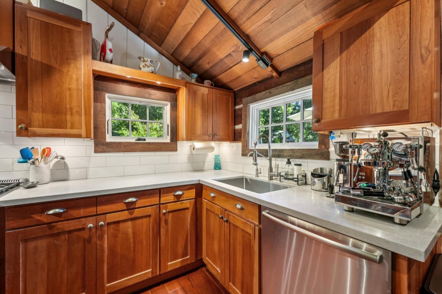 Detail Gallery Image 13 of 62 For 252 Blakewood Way, Redwood City,  CA 94062 - 3 Beds | 2 Baths