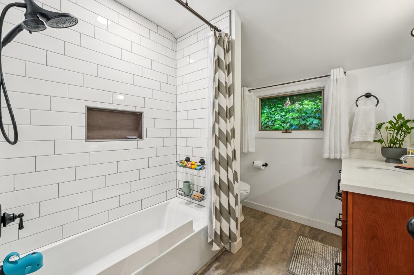 Detail Gallery Image 39 of 62 For 252 Blakewood Way, Redwood City,  CA 94062 - 3 Beds | 2 Baths