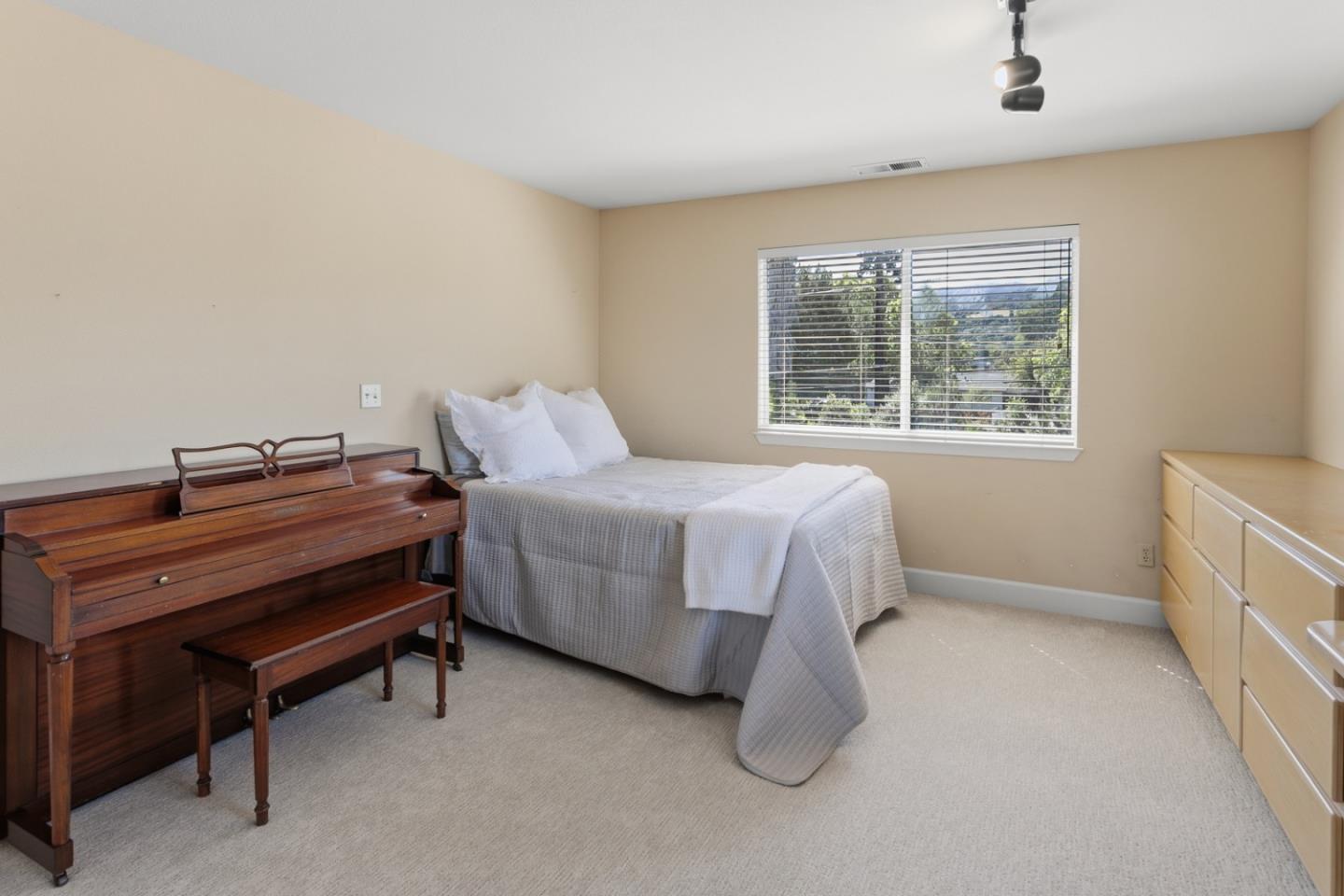 Detail Gallery Image 19 of 29 For 2160 Rosswood Dr, San Jose,  CA 95124 - 5 Beds | 3/1 Baths