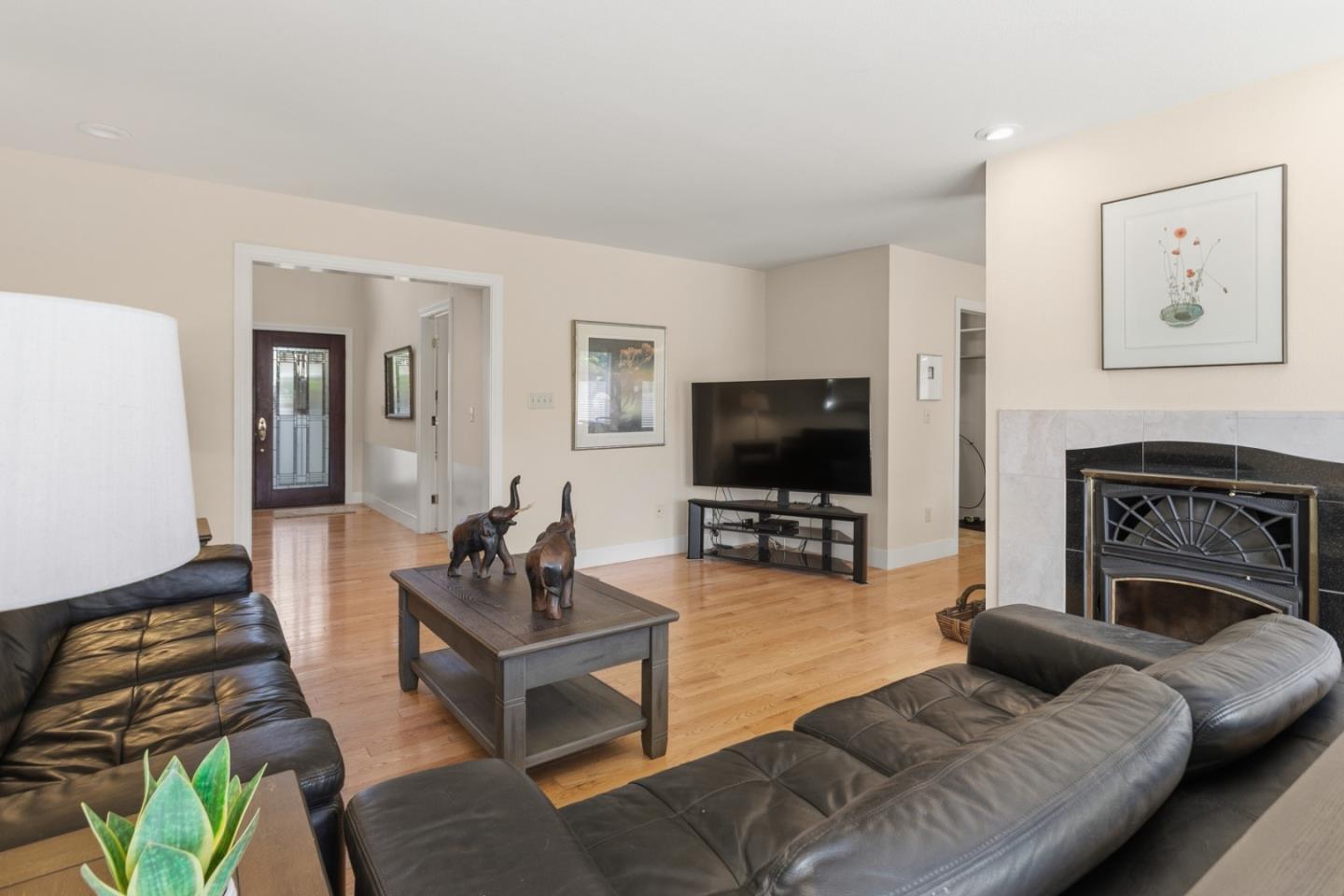 Detail Gallery Image 4 of 29 For 2160 Rosswood Dr, San Jose,  CA 95124 - 5 Beds | 3/1 Baths