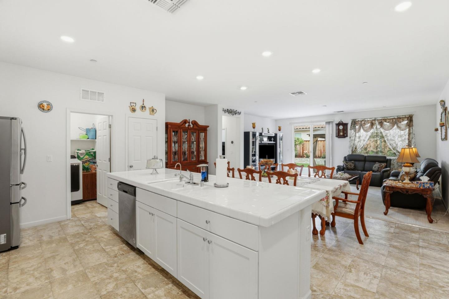 Detail Gallery Image 11 of 65 For 805 Klamath Way, Hollister,  CA 95023 - 4 Beds | 3 Baths