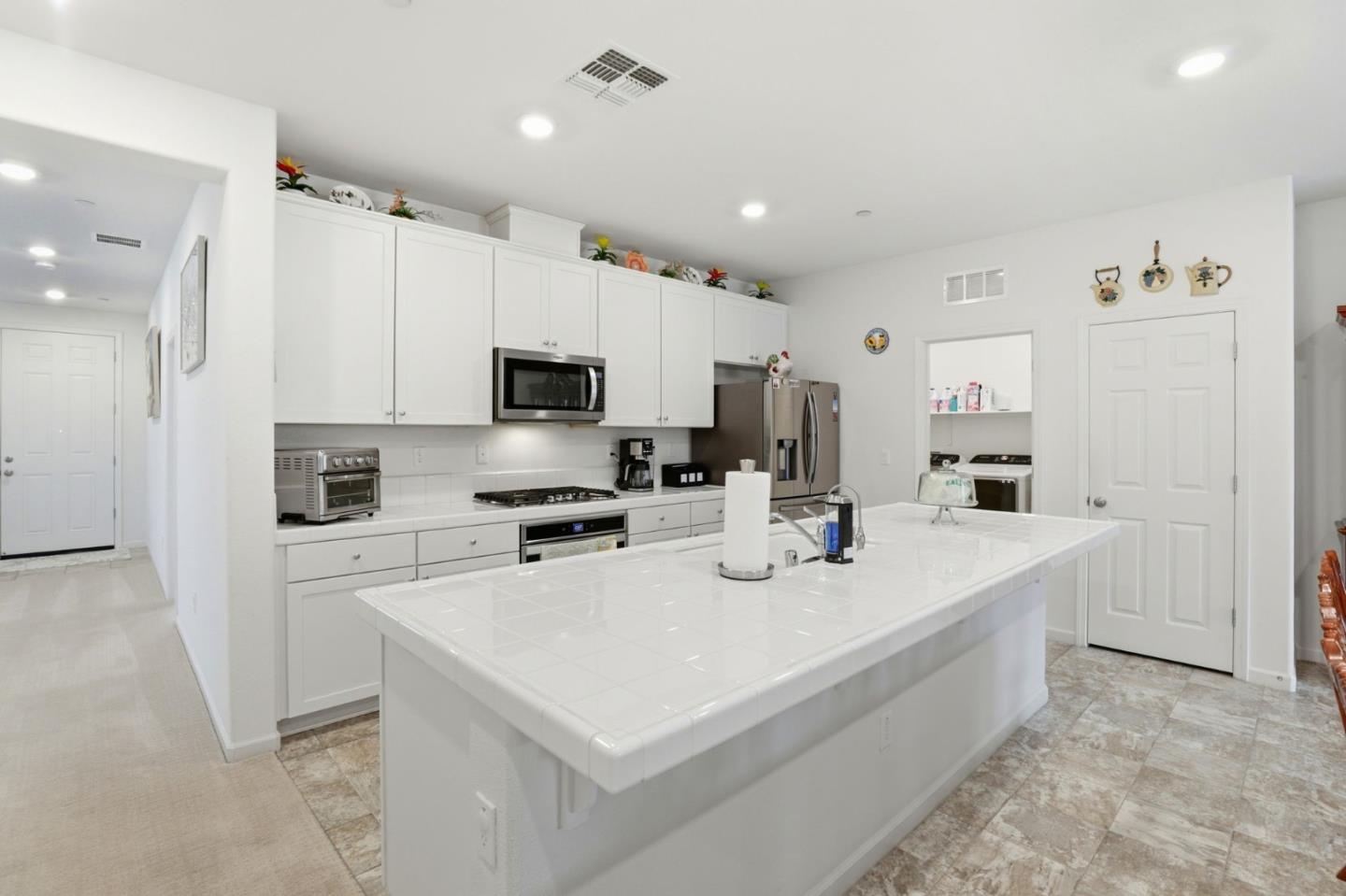 Detail Gallery Image 12 of 65 For 805 Klamath Way, Hollister,  CA 95023 - 4 Beds | 3 Baths