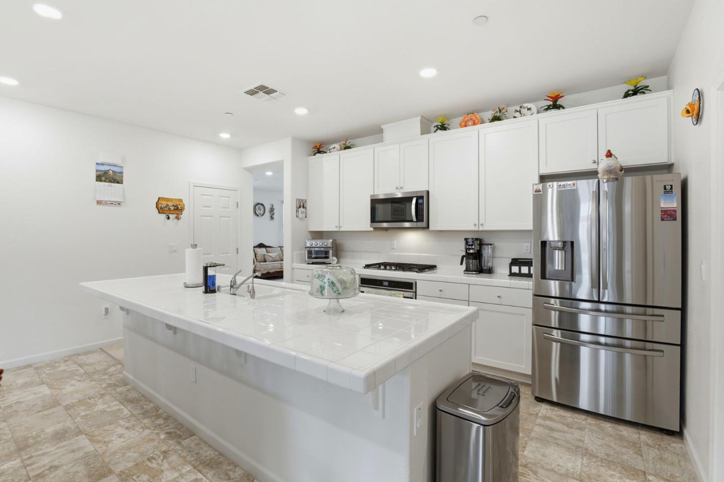 Detail Gallery Image 13 of 65 For 805 Klamath Way, Hollister,  CA 95023 - 4 Beds | 3 Baths