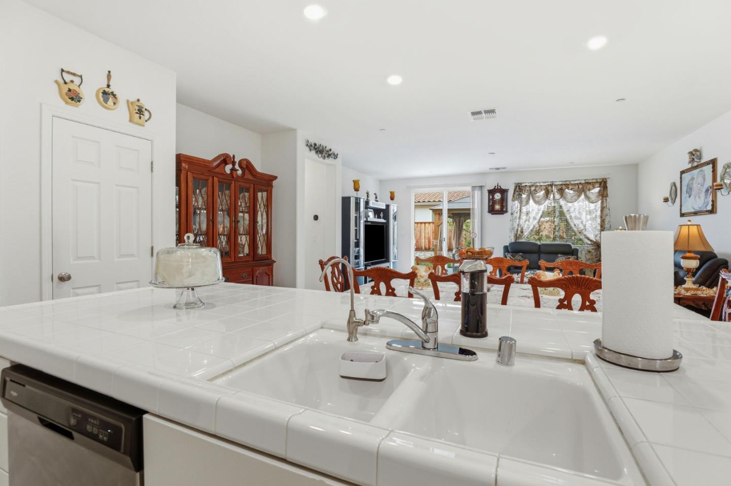 Detail Gallery Image 14 of 65 For 805 Klamath Way, Hollister,  CA 95023 - 4 Beds | 3 Baths