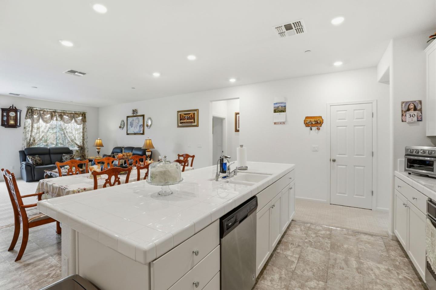 Detail Gallery Image 15 of 65 For 805 Klamath Way, Hollister,  CA 95023 - 4 Beds | 3 Baths