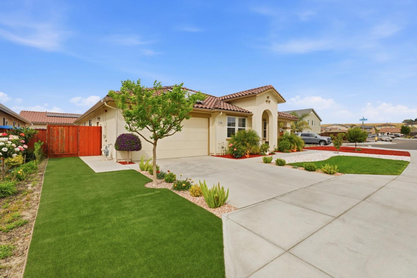 Detail Gallery Image 4 of 65 For 805 Klamath Way, Hollister,  CA 95023 - 4 Beds | 3 Baths