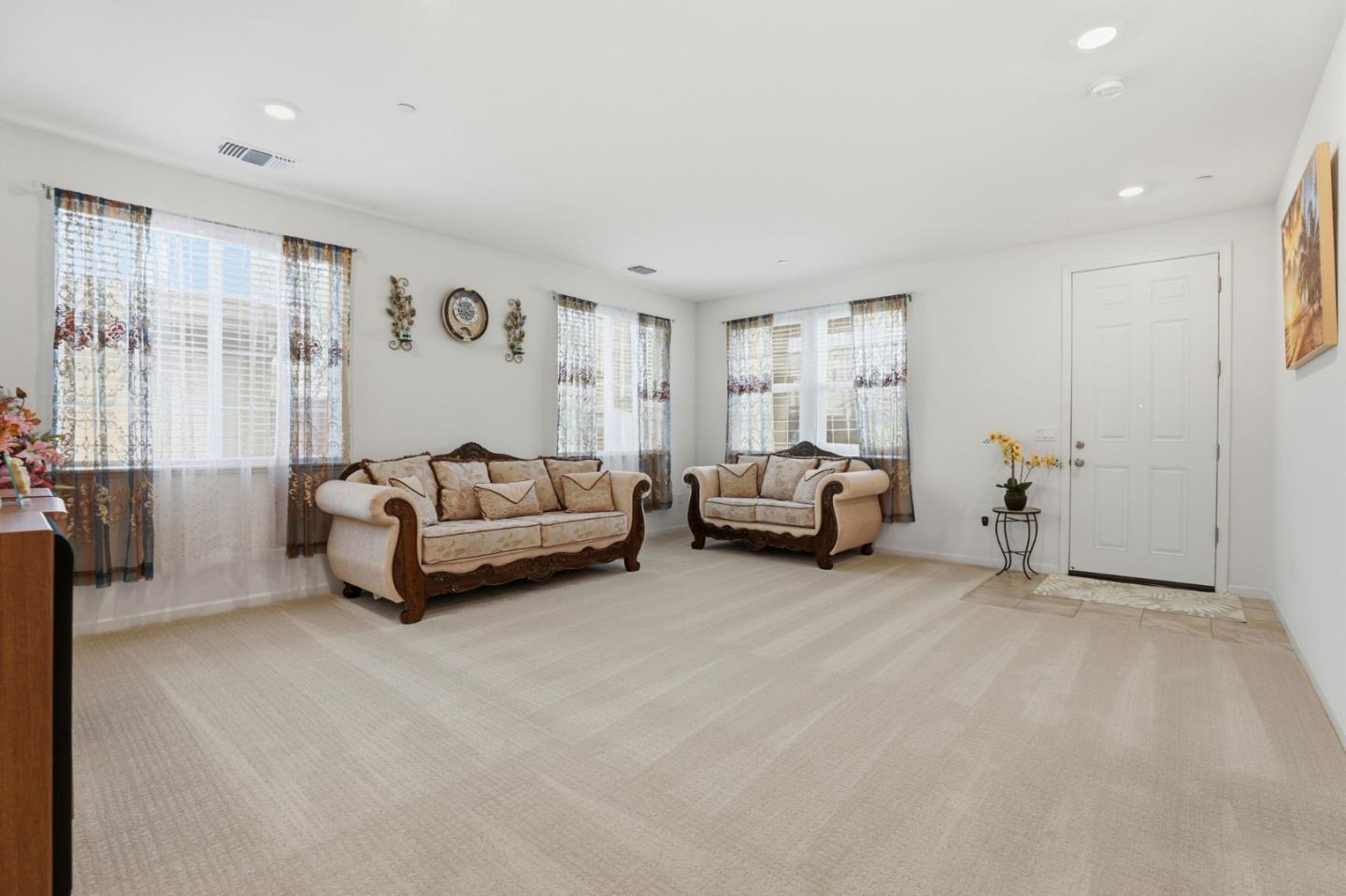 Detail Gallery Image 8 of 65 For 805 Klamath Way, Hollister,  CA 95023 - 4 Beds | 3 Baths