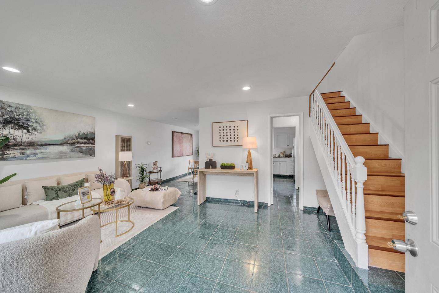 Detail Gallery Image 2 of 20 For 570 Crabapple Way, San Jose,  CA 95111 - 3 Beds | 1/1 Baths