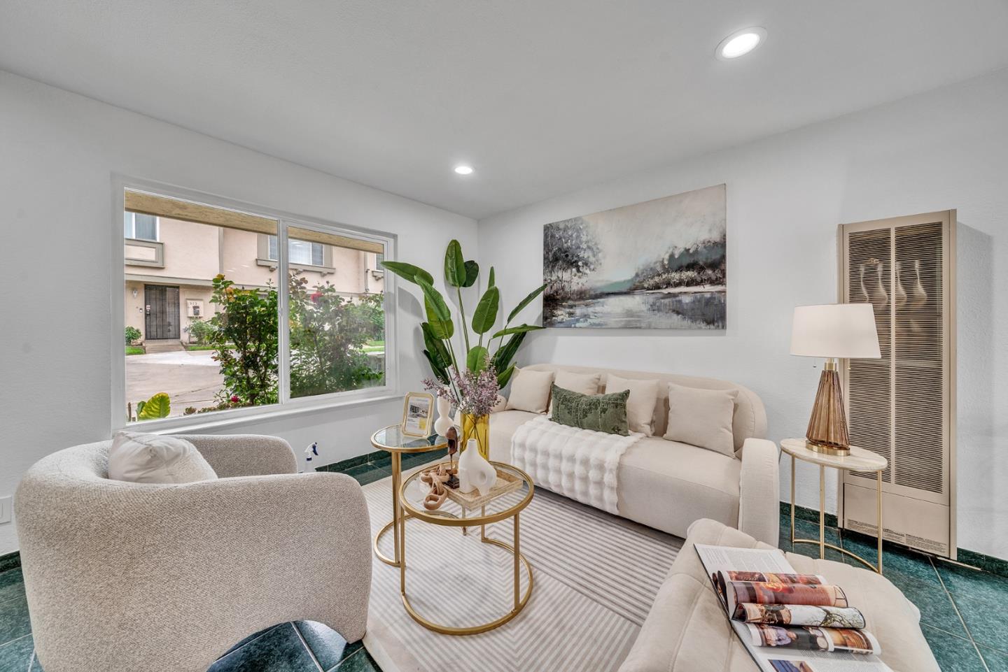 Detail Gallery Image 3 of 20 For 570 Crabapple Way, San Jose,  CA 95111 - 3 Beds | 1/1 Baths