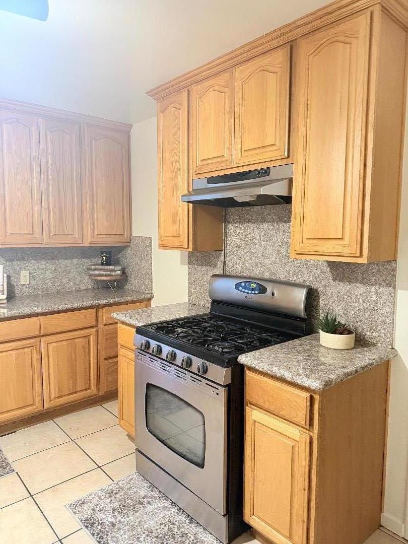 Detail Gallery Image 4 of 6 For 440 W 7th St, Gilroy,  CA 95020 - 3 Beds | 2 Baths