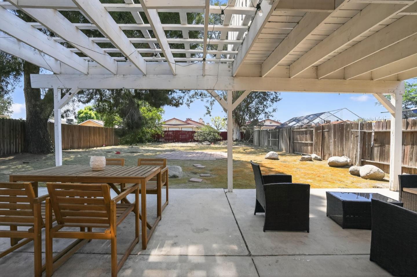 Detail Gallery Image 2 of 15 For 4505 Gardenwood Ln, Bakersfield,  CA 93309 - 3 Beds | 2/1 Baths